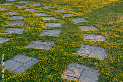 Foto The square stepping stones are arranged in the green grass.