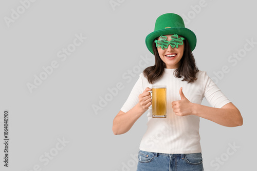 Beautiful young woman in le...