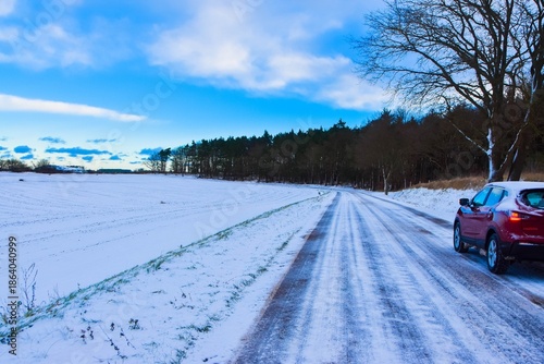 Schneebedeckte Straße im Januar in Mecklenburg-Vorpommern