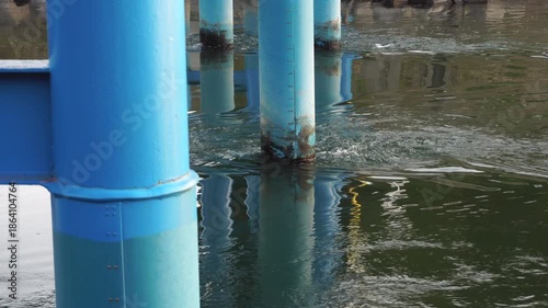 荒川の流れの中に立つ橋脚の景色