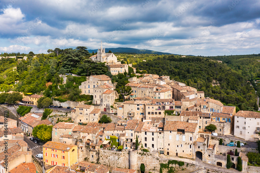 Obraz premium Village of Bonnieux showcasing architecture and serene landscapes, Provence, Luberon, France. Stunning views of Bonnieux medieval village surrounded by lush greenery and hills in Provence.