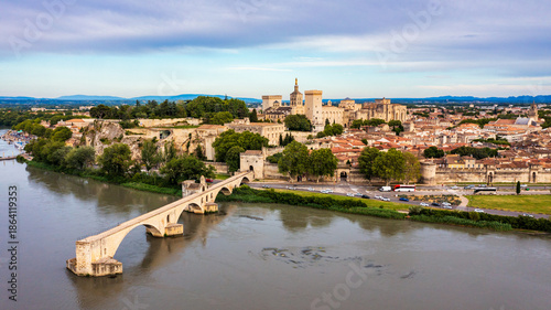 Schilderij op canvas Beautiful view of Avignon with famous bridge Saint-Benezet, medieval architecture along the Rhone River in Avignon, France