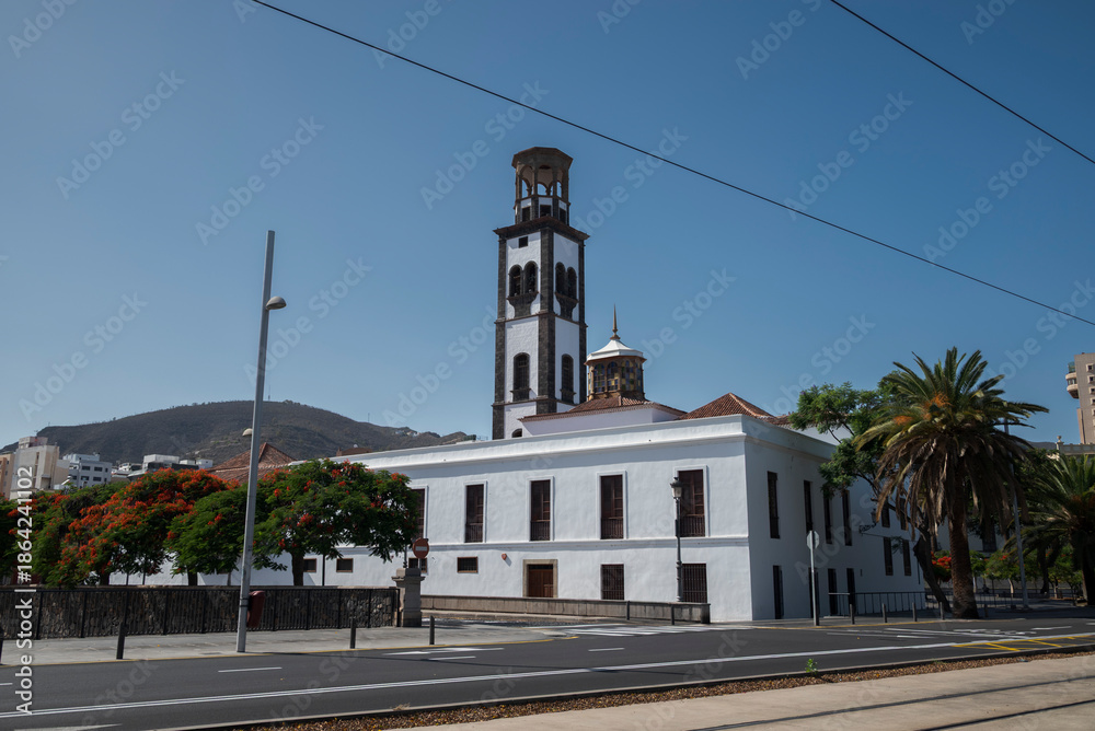 Obraz premium Historic Church of the Immaculate Conception in Santa Cruz de Tenerife, Tenerife, Spain, featuring a distinctive bell tower and white facade under a clear blue sky