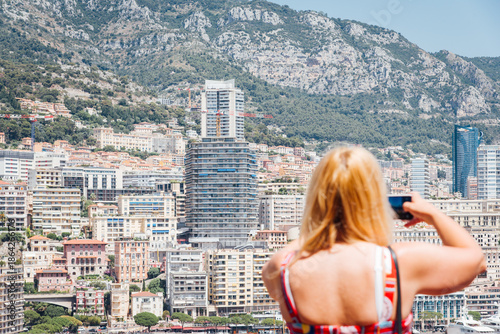 Femme touriste photographiant Monaco. Panorama monégasque. Ville de la Côte d'Azur. Blonde en été dans le sud méditerranéen. 
