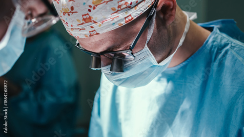 Bilde på lerret Surgeon in operating room focused on procedure, wearing surgical mask and cap, i