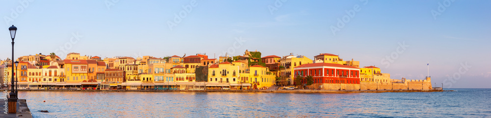 Obraz premium Colorful buildings along the Venetian Harbor waterfront at sunrise in Chania, Crete, Greece