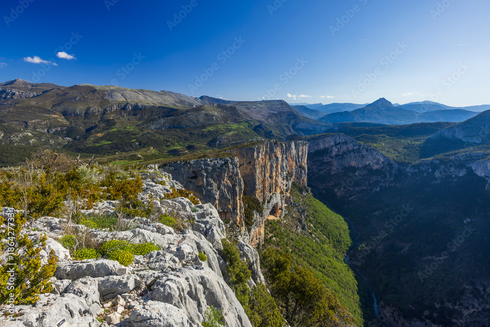 Obraz premium Gorges du Verdon canyon landscape featuring impressive cliffs and mountains