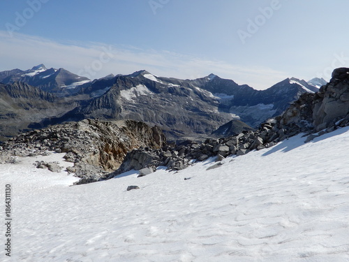 etwas unterhalb der Granatspitze 3086m....in der Ferne rechts das Eiskögele 3423m und der Johannisberg 3453m, mittig Hohe Riffl 3338m und links hinten das Große Wiesbachhorn 3564m und Klockerin 3422m 