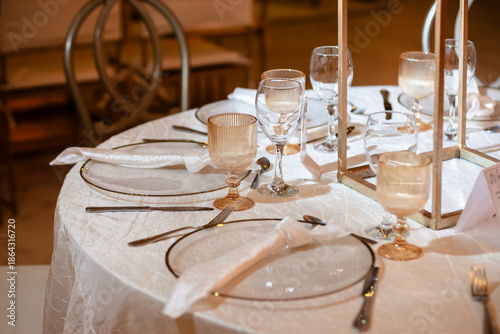 mesa con platillos y copas