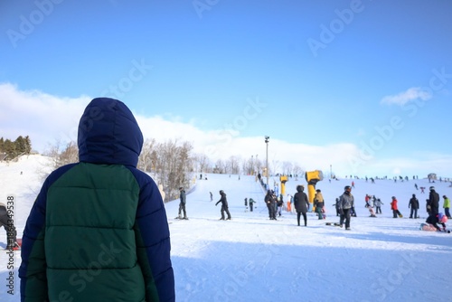 
A sweeping winter landscape stretches across the frame, showcasing a lively Ontario ski resort nestled among snow‑covered evergreens. 