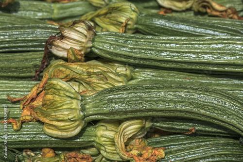 Frische Zucchini auf dem Markt