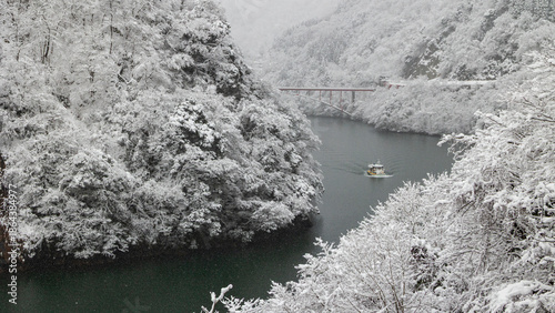 冬の富山　雪の庄川峡と観光船　絶景