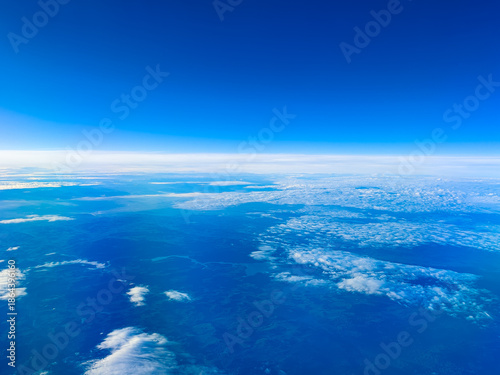 Valokuva Clear skies and clouds viewed from high altitude during daytime over a vast blue
