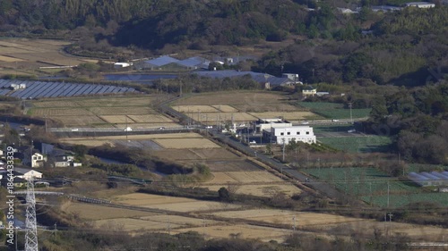 日本の郊外の風景 俯瞰 太陽光パネルと農地 里山の冬