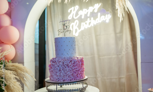 Obraz na plátne Pastel de cumpleaños de quince años con diseño elegante en tonos rosados y fondo