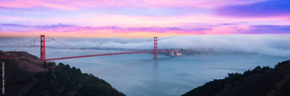 Fototapeta premium Golden Gate Bridge, San Francisco, California, USA