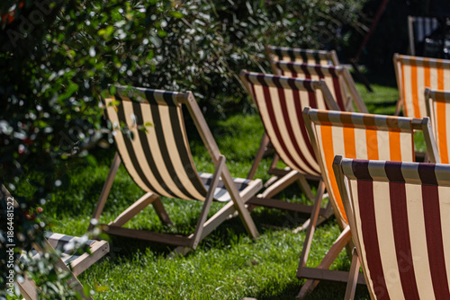 Cuadro en lienzo Old styled chairs in the garden