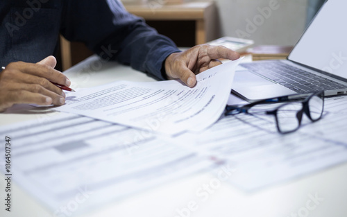 Foto businessman or professional lawyer reviewing document at office