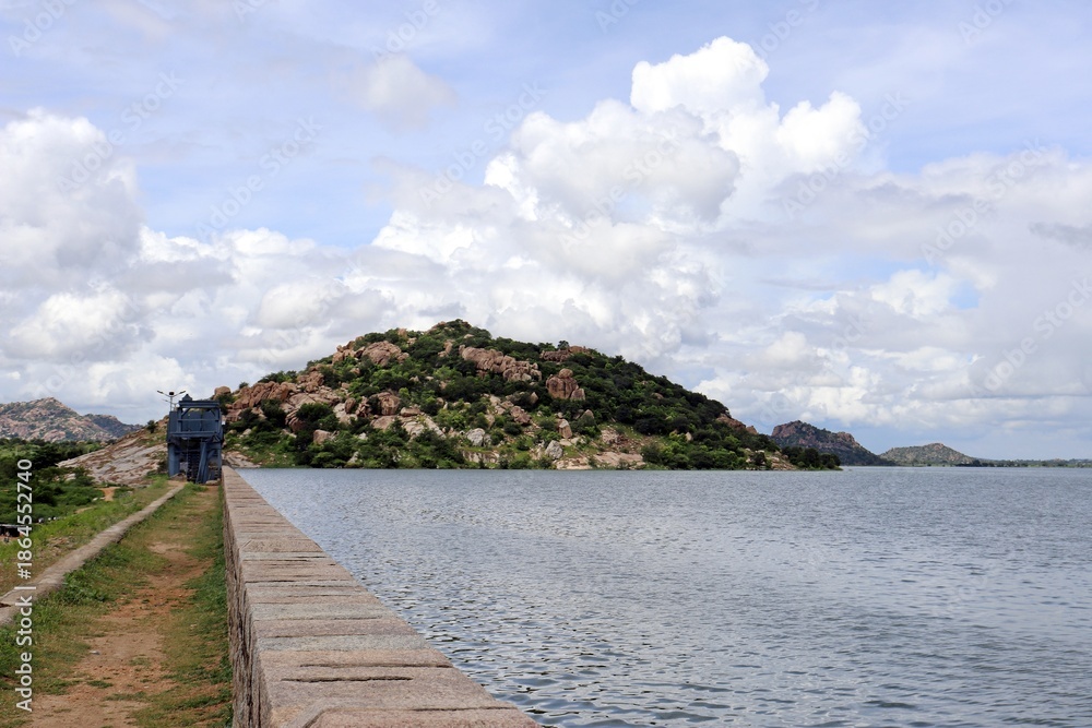 Obraz premium A reservoir surrounded by hills.