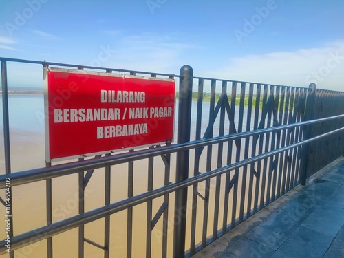 security guard sign. The photo shows a fence with a warning sign 
