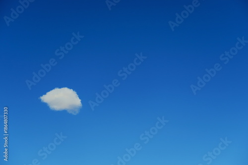 Petit nuage blanc sur fond de ciel bleu.