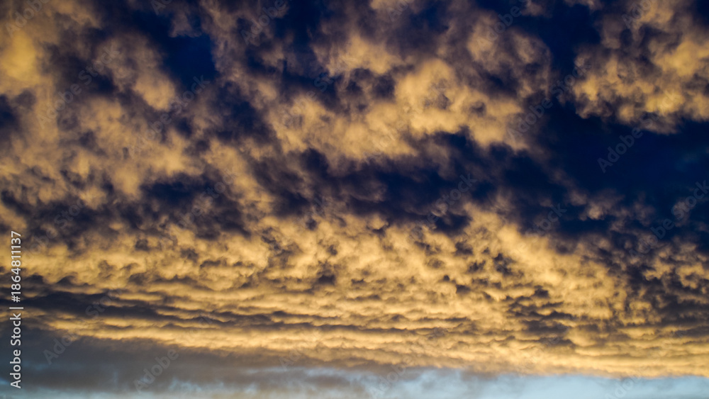 Fototapeta premium Ciel pommelé pendant le coucher du soleil