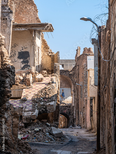Foto Bombed out and ruined houses and buildings in Mosul's city center on a clear aft