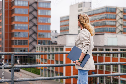 Φωτογραφία Real estate agent observing city development with laptop