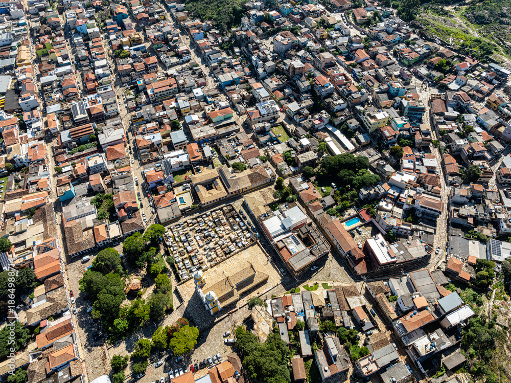 Fototapeta premium Imagem aérea de São Tomé das Letras em Minas Gerais. Casas, chão de pedra, turistas e comércio.