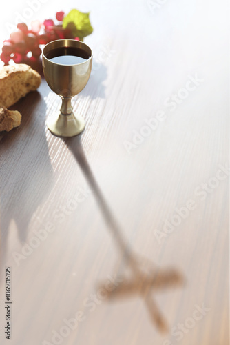 Tablou pe pânză The bread and wine of the Eucharist and the inverted shadow of the cross symboli