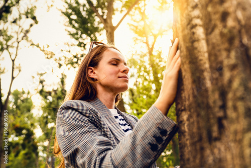 Photos Urban woman experiencing mindful connection with nature in city park