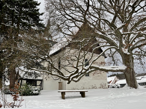 Winterspaziergang in Bad Sachsa im Harz: der Schmelzteich und die evangelisch-lutherische St.-Nikolai-Kirche