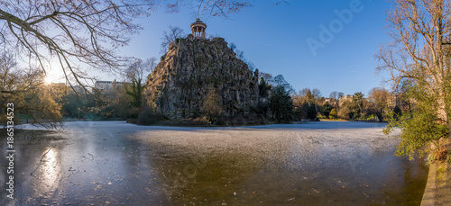 Photos Paris, France - 01 04 2026: Buttes-Chaumont Park