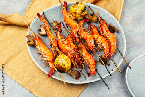 Fotografi Tasty langoustines shrimp kabobs grilled.