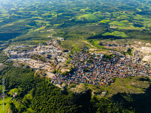 Imagem aérea de grande área São Tomé das Letras e pontos de mineração em Minas Gerais. Vista ampla e panorâmica da região.
