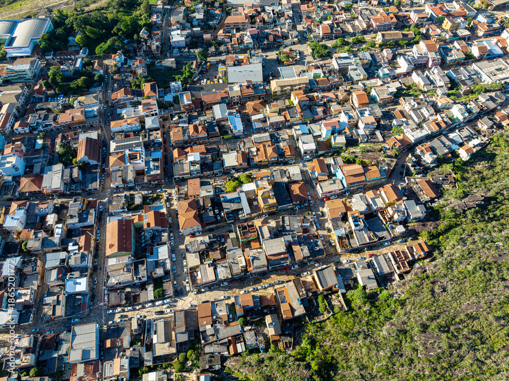 Fototapeta premium Imagem aérea de grande área São Tomé das Letras e pontos de mineração em Minas Gerais. Vista ampla e panorâmica da região.