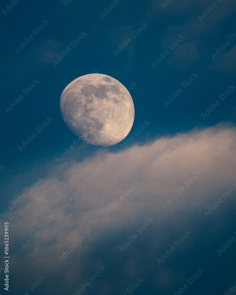 Fototapeta premium lua cheia com nuvens