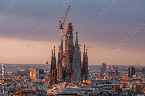 Vue de la Sagrada Familia mettant en valeur son architecture unique, ses détails sculpturaux et ses tours emblématiques dans le paysage urbain de Barcelone.