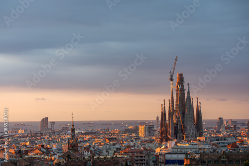 Valokuva Vue de la Sagrada Familia mettant en valeur son architecture unique, ses détails sculpturaux et ses tours emblématiques dans le paysage urbain de Barcelone