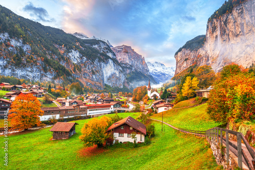 Tableau sur toile Lauterbrunnen, Switzerland in Autumn Season 4080