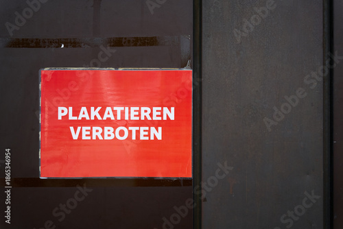 rotes Verbotsschild mit der deutschen Aufschrift Plakatieren verboten