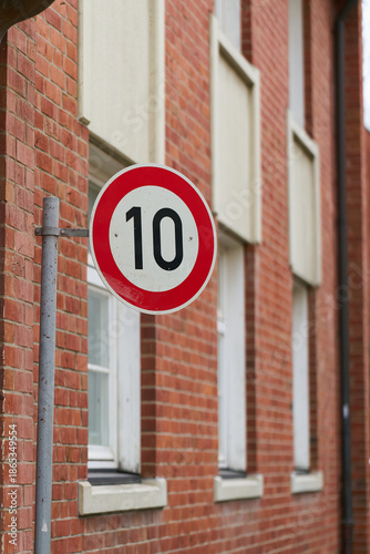 Geschwindigkeitsbegrenzung, Tempolimit von 10km/h in einer Gasse in der Altstadt von Lüneburg in Deutschland
