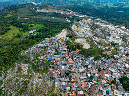 Foto aérea em 2d de São Tomé das Letras em Minas Gerais no final de 2025.