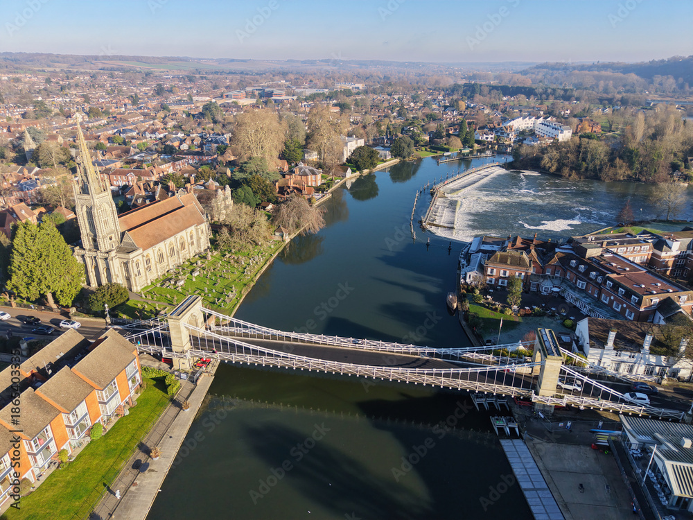 Obraz premium Sunny aerial capture of Marlow by the River Thames in Buckinghamshire