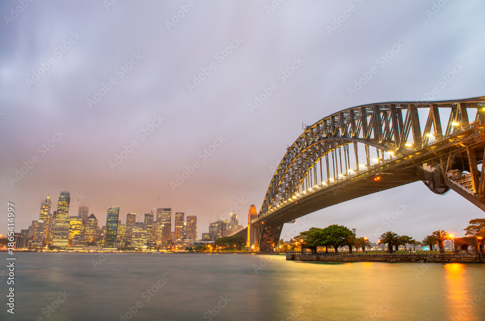 Naklejka premium Sydney Harbour Bridge Glowing in Evening Blue Hour