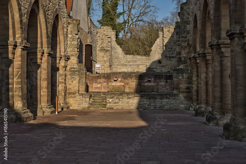 Innenansicht der monumentalen Kirchenruine Memleben, Blick durch die romanischen Arkaden auf das historische Mauerwerk der Kaiserpfalz bei Tageslicht, Memleben, Burgenlandkreis, Sachsen-Anhalt, Deutsc