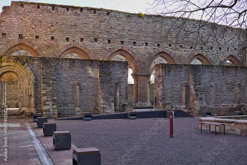Monumentale Außenansicht der Klosterruine Memleben, Blick auf die romanischen Arkaden und das historische Mauerwerk der Kaiserpfalz, Memleben, Burgenlandkreis, Sachsen-Anhalt, Deutschland