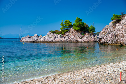Foto Breathtaking coastline of Skopelos Island on a sunny summer day with crystal-cle