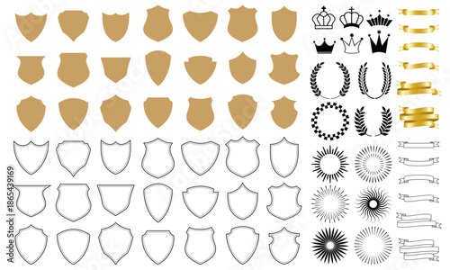 様々なエンブレム型と二重フレーム　帯リボン、月桂冠、サンバースト、王冠のセット