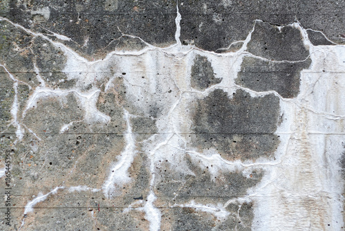 Foto Weathered concrete surface showing white mineral deposits and efflorescence crea